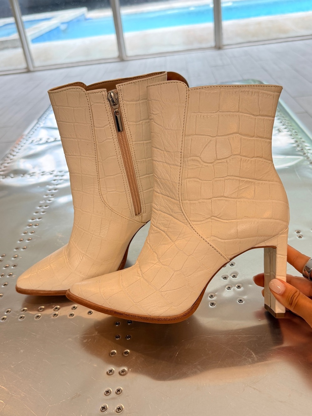Kaanas Women's Cream Croc-Embossed Pointed Toe Ankle Boots size 6